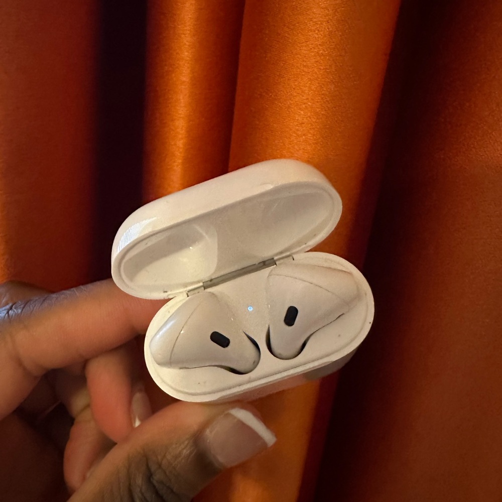 APPLE AIRPODS (used) with BRAND NEW Apple Power Cord